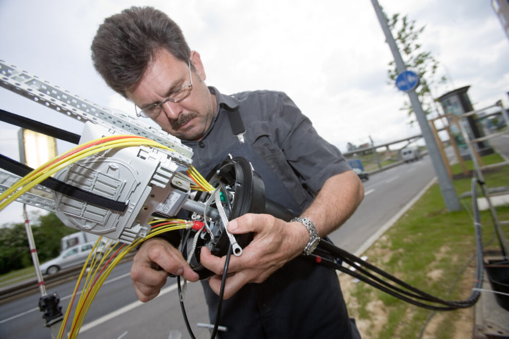 Highspeed Netzausbau in Stuttgart am 17.5.2006 Glasfasermontage an der Heilbronner Strasse mit Jost-Henner Klein und Udo Roenick (blond)